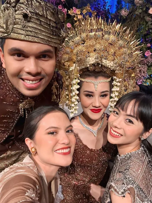 Dalam keterangan unggahan Instagram, bintang film 'Garuda di Dadaku' itu menuliskan ucapan selamat atas pernikahan Aaliyah dan Thariq. Marsha mengungkapkan rasa sayangnya kepada sahabatnya itu. Meski tidak menjadi bridesmaid di pernikahan Aaliyah kali ini, Marsha tetap turut bahagia. (Liputan6.com/IG/@aruanmarsha)