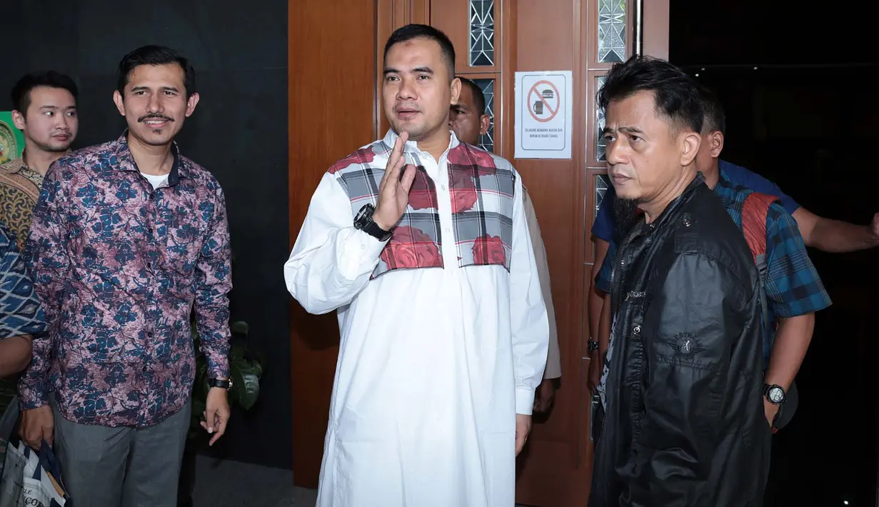 Saipul Jamil merasa capek dengan kasus yang dihadapi belakangan ini. Seperti diketahui, setelah kasus pencabulan, pedangdut itu sedang menanti tuntutan untuk kasus lain. Kasus penyuapan yang akan dibacakan minggu depan. (Deki Prayoga/Bintang.com)