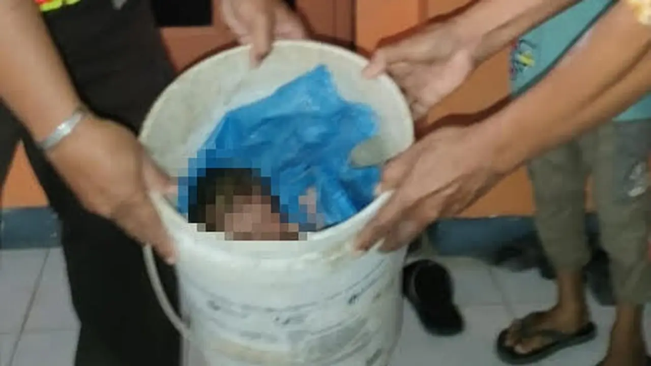 Warga mengevakuasi bayi dalam ember bekas cat di Jember. (Istimewa)