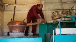 Seorang pekerja memeriksa alat yang digunakan untuk proses penyulingan anggur di pabrik Doumaine de Tourelles, Kota Chtaura, Lebanon timur, 8 September 2018. (AP Photo/Hussein Malla)