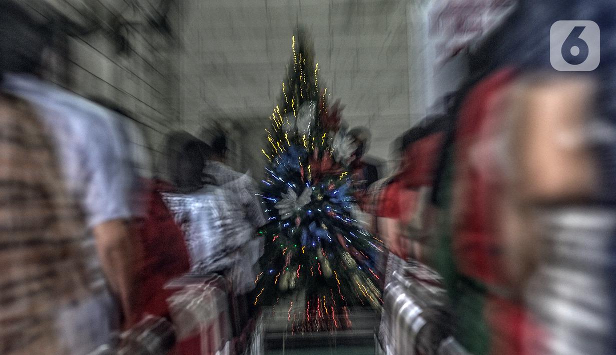 Jemaat HKBP Filadelfia mengikuti ibadah malam Natal di Gedung Serbaguna Mandiri Sejahtra CBL, Desa Sumber Jaya, Tambun, Bekasi, Jawa Barat, Kamis (24/12/2020). Mahkamah Agung membatalkan keputusan Pemkab Bekasi yang menyatakan gereja jemaat HKBP Filadelfia tidak sah. (merdeka.com/Iqbal S. Nugroho)