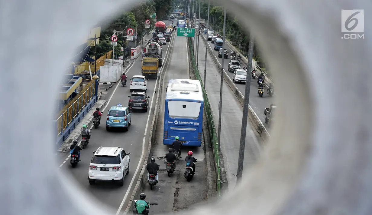 Sejumlah sepeda motor melintas di jalur Transjakarta di Jalan Galunggung, Jakarta, Kamis (7/2). Pelanggaran lalu lintas tersebut disebabkan kurangnya disiplin dan kepatuhan hukum dari pengguna jalan. (Liputan6.com/Faizal Fanani)
