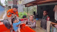 Kapolsek Bojongsari Turun Langsung Evakuasi Warga yang Sakit Terdampak Banjir