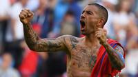 Bek Serbia, Aleksandar Kolarov dengan badan penuh tato merayakan kemenangan timnya di pertandingan sepak bola Grup E Piala Dunia 2018 Rusia di Samara, (17/6). Aleksandar memilih tato ikan koi di bagian lengannya. (AFP PHOTO / Emmanuel Dunand)