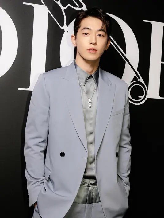 Nam Joo Hyuk terlihat mempesona mengenakan setelan jas. Aktor kelahiran 94 ini tampil dengan model rambut koma hair yang populer. (Instagram/@skawngur)