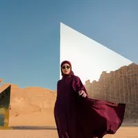 Siluetnya longgar dan flowy, menciptakan efek dramatis saat tertiup angin gurun, sebuah visual yang identik dengan estetika yalil yalili yang sedang viral. [@febbyrastanty].