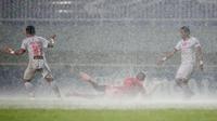 Dalam sejumlah momen, kedua tim terpaksa berduel dalam kubangan lumpur dan air. (Bola.com/M Iqbal Ichsan)