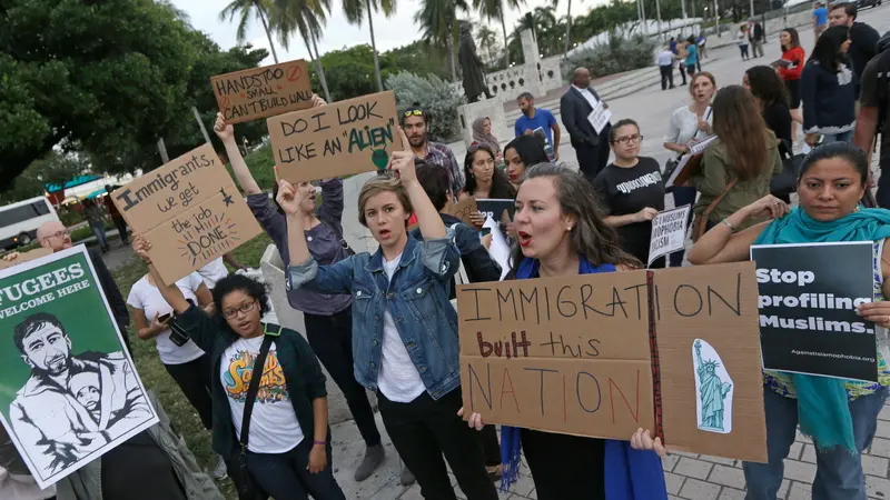 20170127- Warga AS Tolak Kebijakan Trump Batasi Muslim Masuk AS-AP Photo