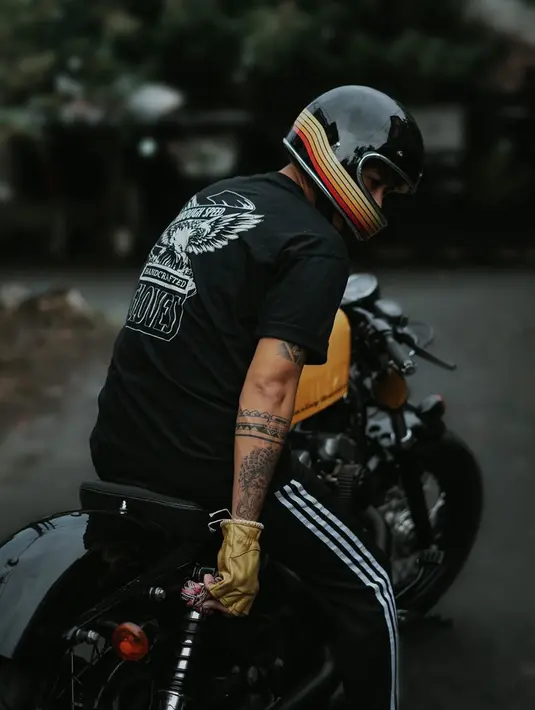 Pria yang bakal dikaruniai anak ketiga ini, tampil garang dengan kaos pendek memperlihatkan tato di tangan kanannya. Pakai baju serba hitam, Fandy kian membuat penggemarnya jatuh hati. (Liputan6.com/IG/@fandych)