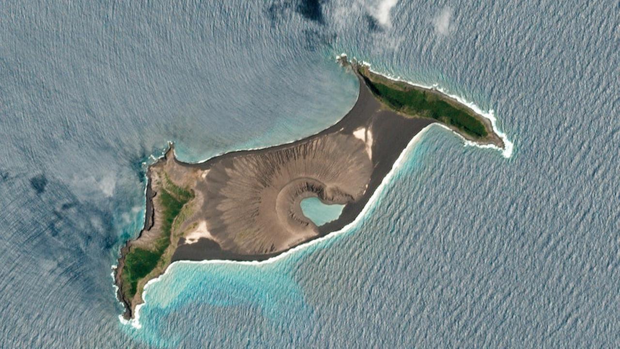 Kawah vulkanik berada di tengah-tengah pulau.(Planet Labs PBC via AP)