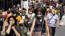 Orang-orang yang mengenakan masker terlihat di sebuah jalan di Brussel, Belgia (5/8/2020). Kota Brussel memperluas aturan wajib pakai masker di wilayahnya hingga termasuk di jalan-jalan yang ramai dan zona pejalan kaki. (Xinhua/Zheng Huansong)