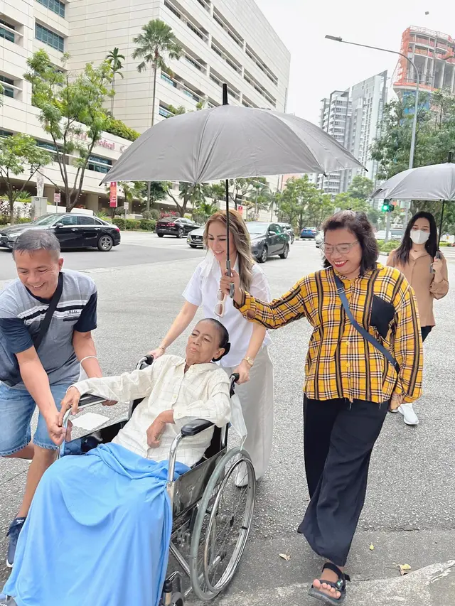 7 Potret Momo Geisha Temani Ibundanya Jalani Pengobatan di Singapura