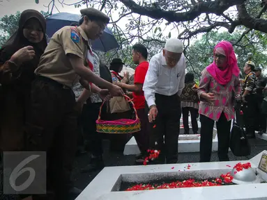 Menyambut hari jadi Kota Tangerang ke-23, sejumlah aparat dan mantan penjabat menaburkan bunga di Taman Makam Pahlawan Taruna, yang berada di kawasan Daan Mogot, Kota Tangerang, Minggu (28/2/2016). (Liputan6.com/Faisal R Syam)