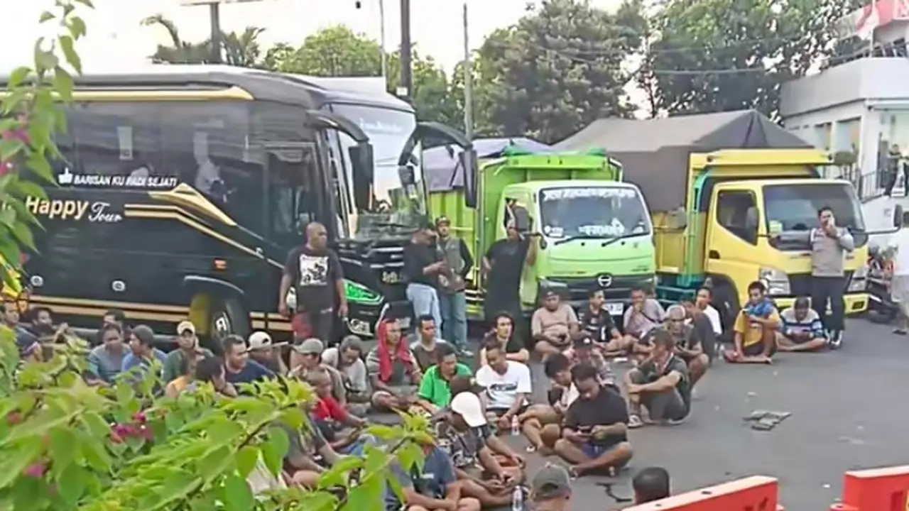 Sopir truk blokade akses Pelabuhan Ketapang Banyuwangi