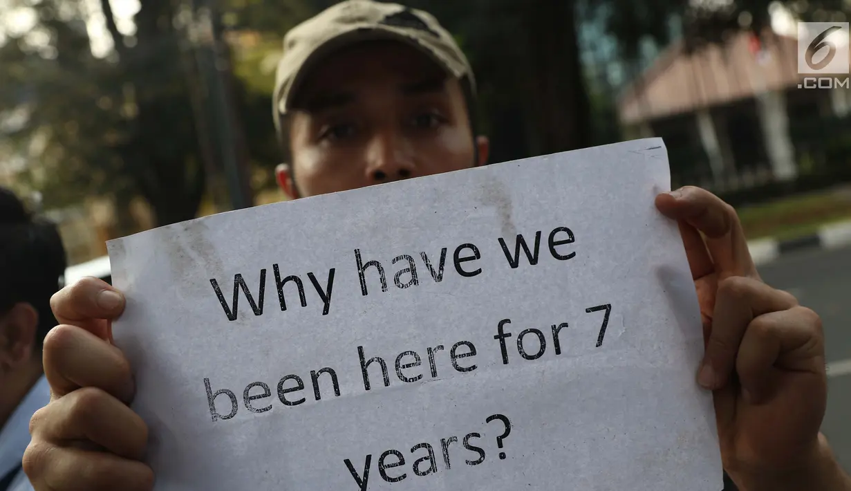 Pengungsi dari negara-negara berkonflik melakukan unjuk rasa di depan Kantor UNHCR, Jalan Kebon Sirih, Jakarta, Selasa (30/7/2019). Pengungsi yang rata-rata belum berkeluarga tersebut mendesak pihak UNHCR segera memproses surat ijin menuju negara tujuan mereka. (Liputan6.com/Helmi Fithriansyah)
