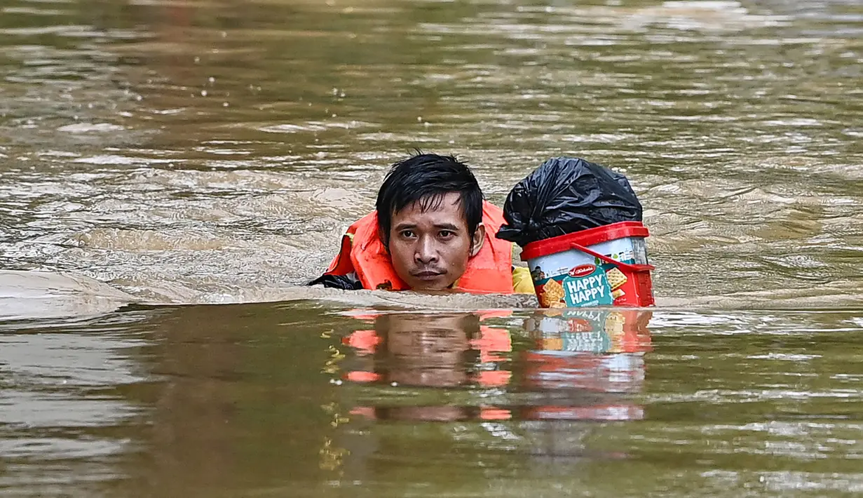 Petugas terus berjuang mengevakuasi ribuan orang dari banjir besar yang menggenangi wilayah Vietnam bagian utara akibat terjangan topan Yagi. (Nhac NGUYEN/AFP)