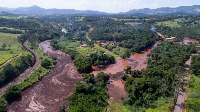 Pemandangan udara akibat banjir yang dipicu jebolnya bendungan di Brumadinho, Brasil, Jumat (25/1). Air cokelat bercampur lumpur membanjiri daerah di bawahnya. (Bruno Correia/Nitro via AP)