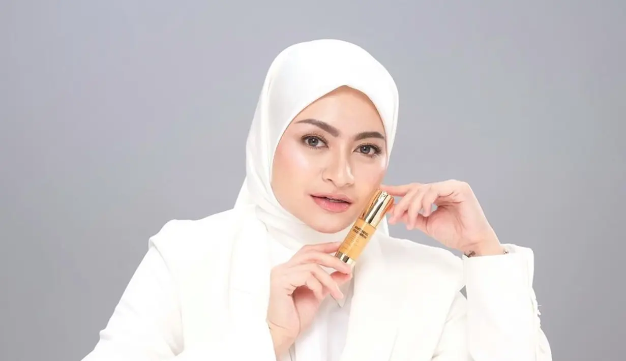 Dengan gaya hijab sederhana berwarna putih serta makeup natural, pesona wanita yang kini tengah hamil anak pertama itu kian terpancar. (Liputan6.com/IG/@nathalieholscher)