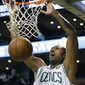 Pebasket Boston Celtics, Al Horford, melakukan dunk saat melawan San Antonio Spurs pada laga NBA di TD Garden, Boston, Senin (30/10/2017). Celtics menang 108-94 atas Spurs. (AP/Michael Dwyer)