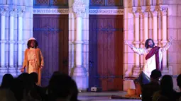 Ini menjadi salah satu rangkaian dalam peringatan Tri Hari Suci Paskah. Tampak dalam foto, umat Katolik saat memperagakan drama visualisasi prosesi penyaliban Yesus saat peringatan Jumat Agung di Gereja Katedral, Jakarta, Jumat (3/4/2026). (Kapanlagi.com/Budy Santoso)