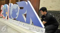 Pekerja menyelesaiakan persiapan ruangan yang akan digunakan untuk IORA ke-20 di Gedung Jakarta Convention Center (JCC), Senayan, Jakarta, Sabtu (4/3). Indonesia akan menjadi tuan rumah KTT IORA di Jakarta pada 5-7 Maret 2017. (Liputan6.com/Yoppy Renato)