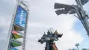 Model robot di area pameran outdoor di dekat China National Convention Center, lokasi penyelenggaraan Pameran Perdagangan Jasa Internasional China (China International Fair for Trade in Services/CIFTIS), di Beijing Olympic Park di Beijing, ibu kota China (1/9/2020). (Xinhua/Peng Ziyang)