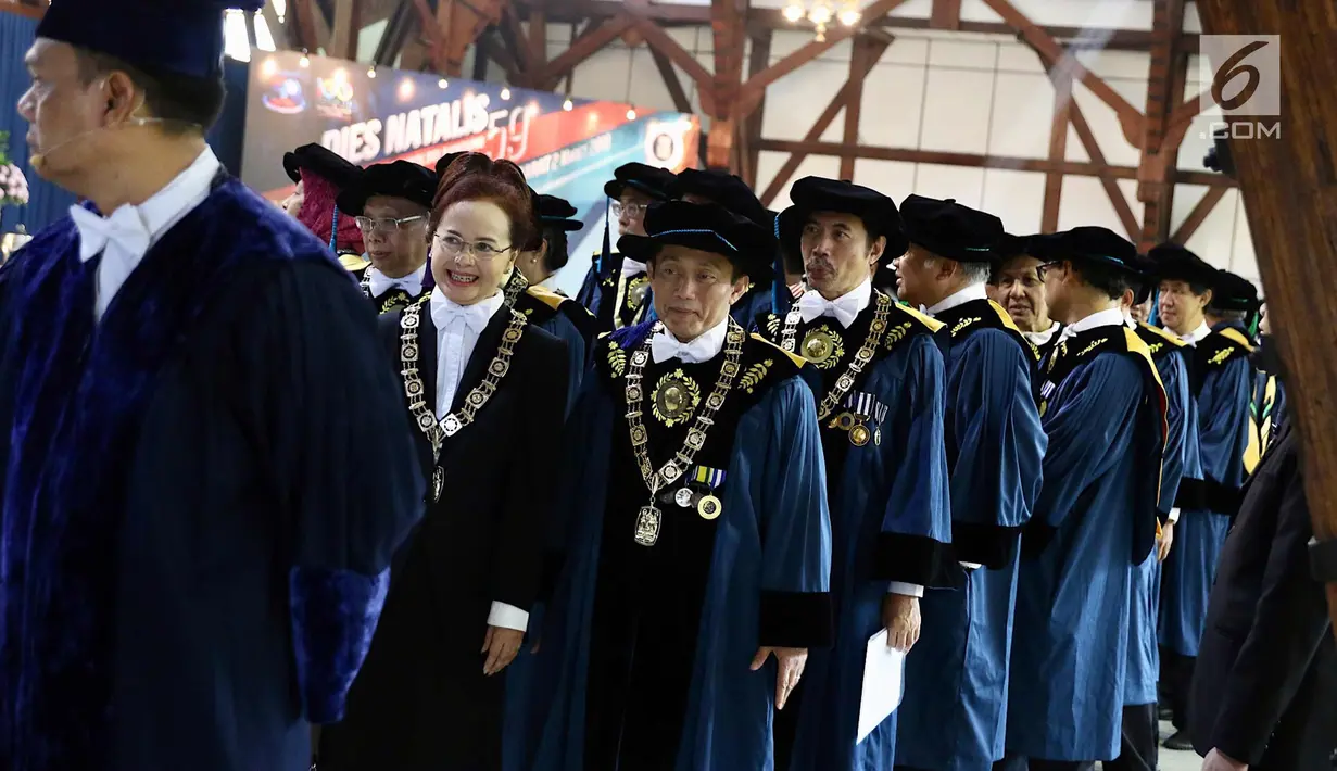 Rektor Institut Teknologi Bandung (ITB) Kadarsah Suryadi (ketiga kiri) bersiap masuk ruang sidang Dies Natalis ke-59 ITB di Aula Barat ITB, Bandung, Jawa Barat, Jumat (2/3). (Liputan6.com/Immanuel Antonius)