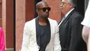 Kanye West terlihat sedang menenteng tas Hermes Birkin versi jumbo bernuasa cokelat. Tampilan kasual dengan blazer putih dipadu t-shirt dan celana panjang hitam, serta sepatu kets putih. Foto: Website.