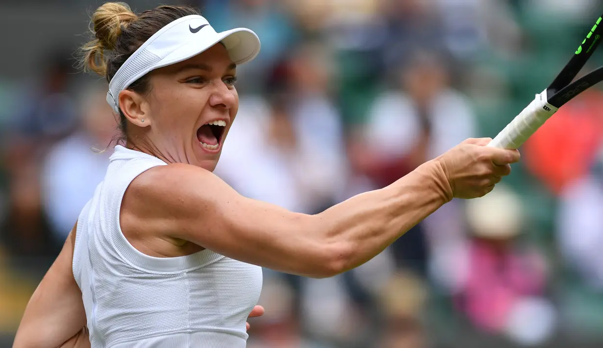 Petenis Rumania, Simona Halep melakukan servis ke arah petenis China, Shuai Zhang pada perempat final Grand Slam Wimbledon di London, Selasa (9/7/2019). Untuk kali pertama dalam lima musim terakhir, unggulan ketujuh Simona Halep akan melakoni babak empat besar di Wimbledon. (GLYN KIRK / AFP)