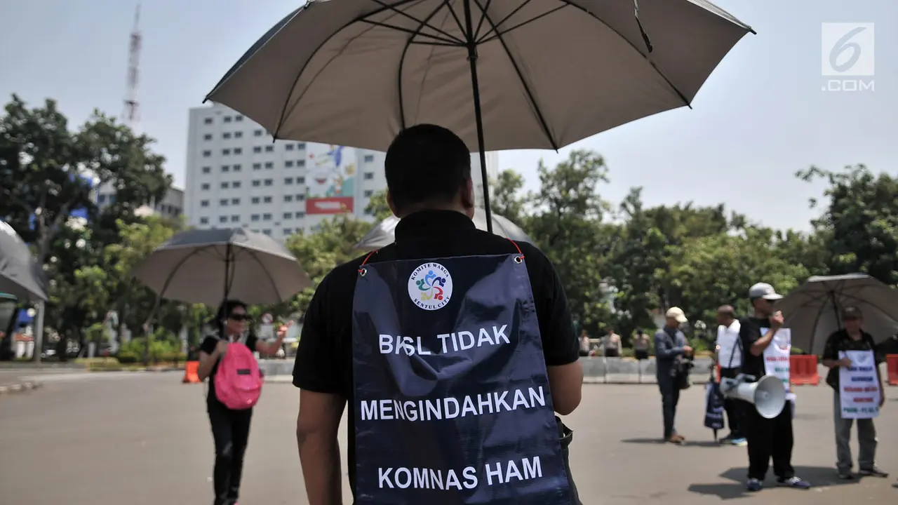 Aksi Payung Hitam Warga Sentul City
