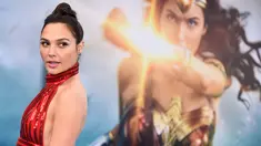 Aktris Gal Gadot berpose saat tiba menghadiri pemutaran peradana film "Wonder Woman" di Teater Pantages di Los Angeles, AS (25/5). Pemeran Wonder Woman ini tampil cantik mengenakan gaun berwarna merah. (Photo by Jordan Strauss/Invision/AP)