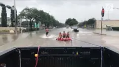 Beberapa warga melupakan efek badai Harvey dan menghadapinya dengan kreatif.