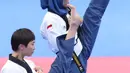 Atlet Taekwondo putri Indonesia, Defia Rosmaniar saat laga bersama Yun Jihye (Korea Selatan) pada Semifinal Women Individual Poomsae di JCC, Jakarta, Minggu (19/8). Defia Rosmaniar berhasil meraih emas. (Liputan6.com/Helmi Fithriansyah)