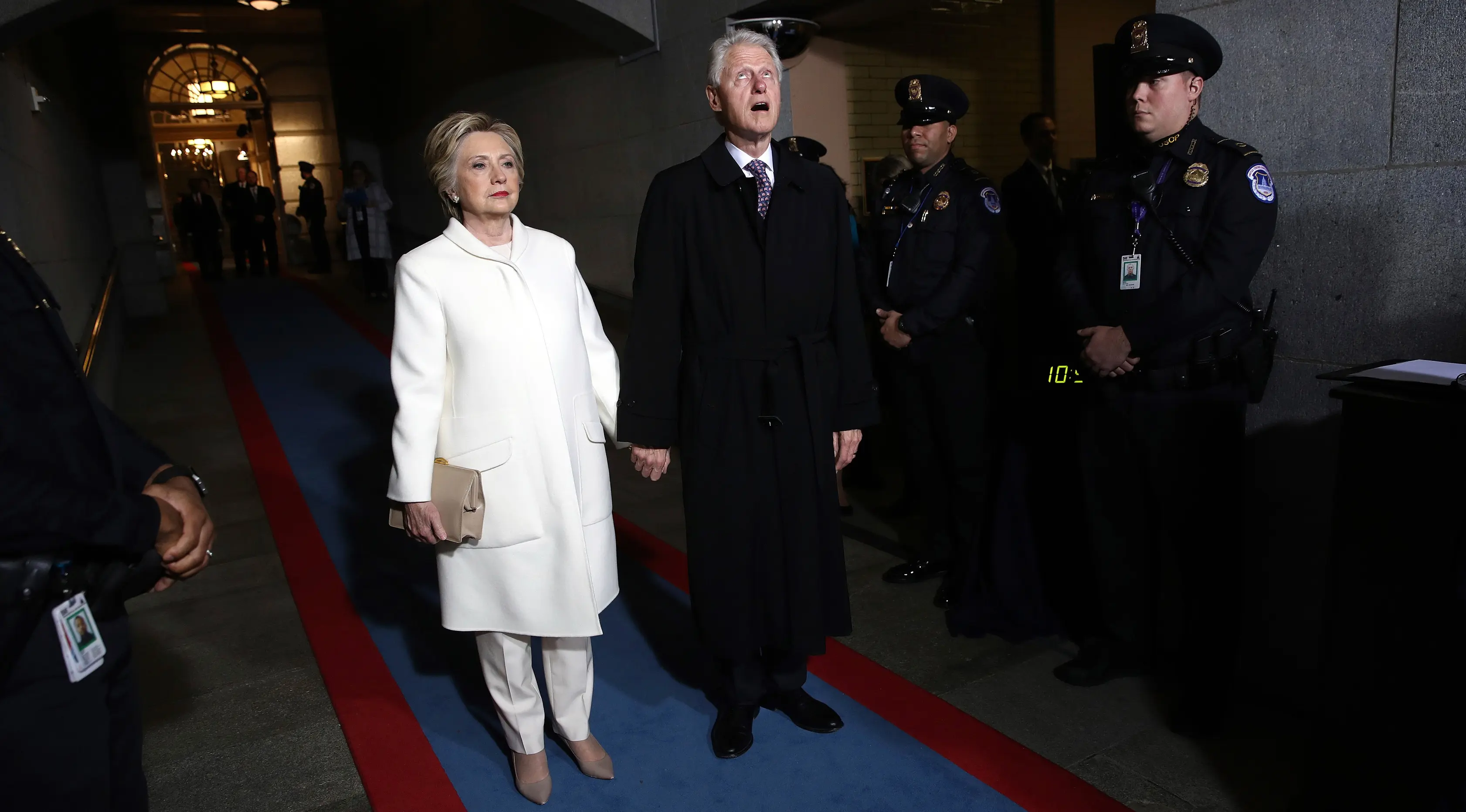 Mantan calon presiden dari partai Demokrat, Hillary Clinton dan Suaminya yang merupakan mantan Presiden AS, Bill Clinton tiba menghadiri pelantikan Donald Trump menjadi Presiden AS ke-45 di Washington, DC, AS, (20/1). (Win McNamee/Pool Photo via AP)