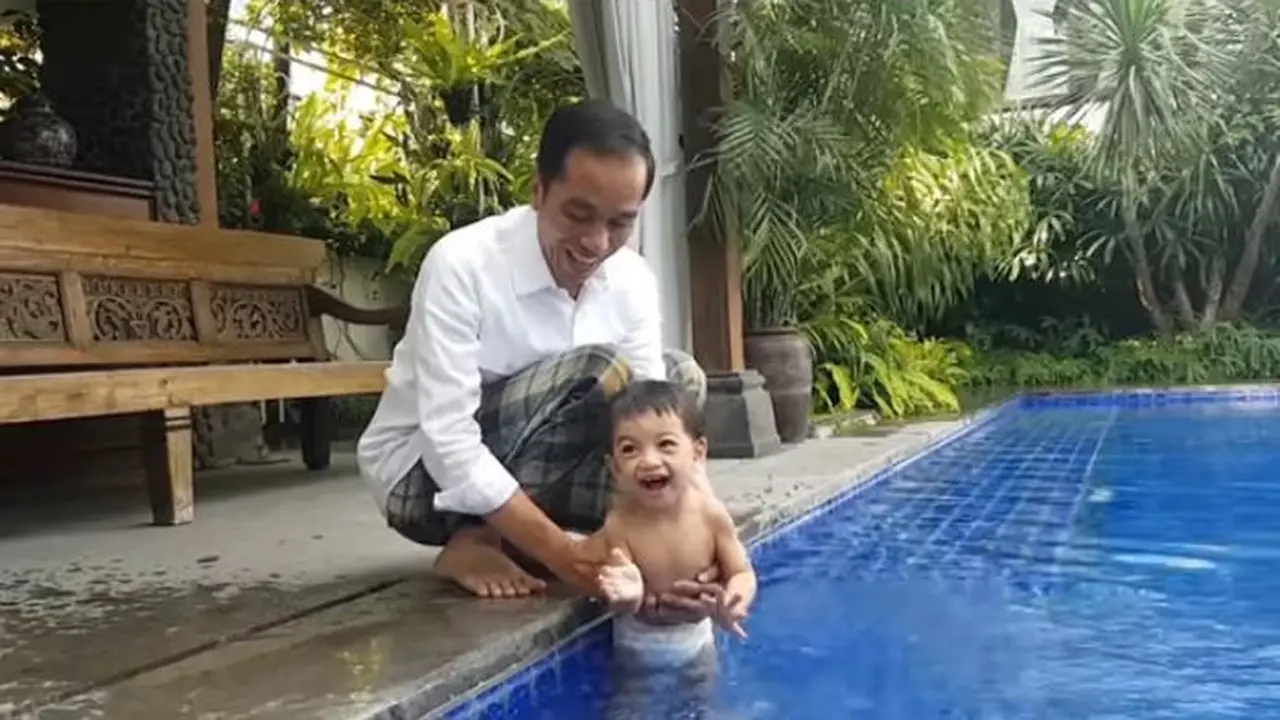 Jokowi temani cucu pertamanya Jan Ethes main air. (Foto: Youtube/Presiden Joko Widodo)
