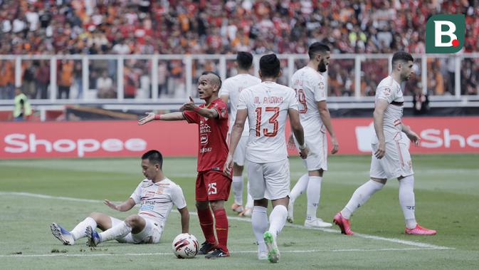 Gelandang Persija Jakarta, Riko Simanjuntak, saat melawan Borneo FC pada laga Shopee Liga 1 di SUGBK, Jakarta, Minggu, (1/3/2020). Persija menang 3-2 atas Borneo FC. (Bola.com/M Iqbal Ichsan)