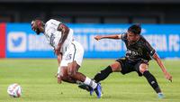 Ekspresi pemain Persib Bandung, Levy Clement Madinda (kiri), setelah berebut bola dengan pemain Bhayangkara FC, Muhammad Reza Kusuma, pada laga lanjutan BRI Liga 1 2023/2024 antara Bhayangkara FC melawan Persib Bandung di Stadion Patriot Candrabhaga, Bekasi, Sabtu (23/09/2023). (Bola.com/Bagaskara Lazuardi)