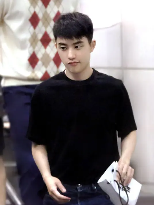 D.O sangat menyukai busana warna hitam. Hampir semua pakaian yang ia punya berwarna hitam. (Foto: Allkpop.com)