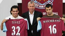 Javier Mascherano dan Carlos Tevez saat bergabung dengan West Ham United pada musim 2007. (Mirror). 