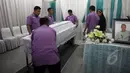 Petugas merapikan peti jenazah Rodrigo Gularte saat tiba di Rumah Duka RS Carolus, Jakarta, Rabu, (29/4/2015). Jenazah tiba sekitar pukul 12.50 WIB. (Liputan6.com/Helmi Afandi)