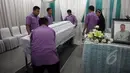 Petugas merapikan peti jenazah Rodrigo Gularte saat tiba di Rumah Duka RS Carolus, Jakarta, Rabu, (29/4/2015). Jenazah tiba sekitar pukul 12.50 WIB. (Liputan6.com/Helmi Afandi)