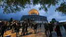Umat Muslim tiba untuk melaksanakan salat subuh untuk memulai perayaan Idul Fitri di kompleks Masjid Al-Aqsa di Yerusalem pada 10 April 2024. (AHMAD GHARABLI/AFP)