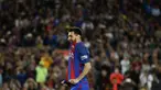 Striker Barcelona, Lionel Messi, tampak kecewa usai pertandingan melawan Eibar pada laga pekan terakhir La Liga di Camp Nou, Minggu (21/5/2017). Meski menang, Barcelona tetap gagal juara La Liga. (AP/Manu Fernandez)