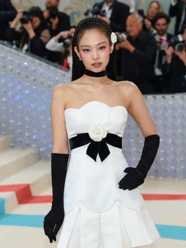 Pesona Jennie Blackpink untuk Pertama Kalinya Hadir di Met Gala