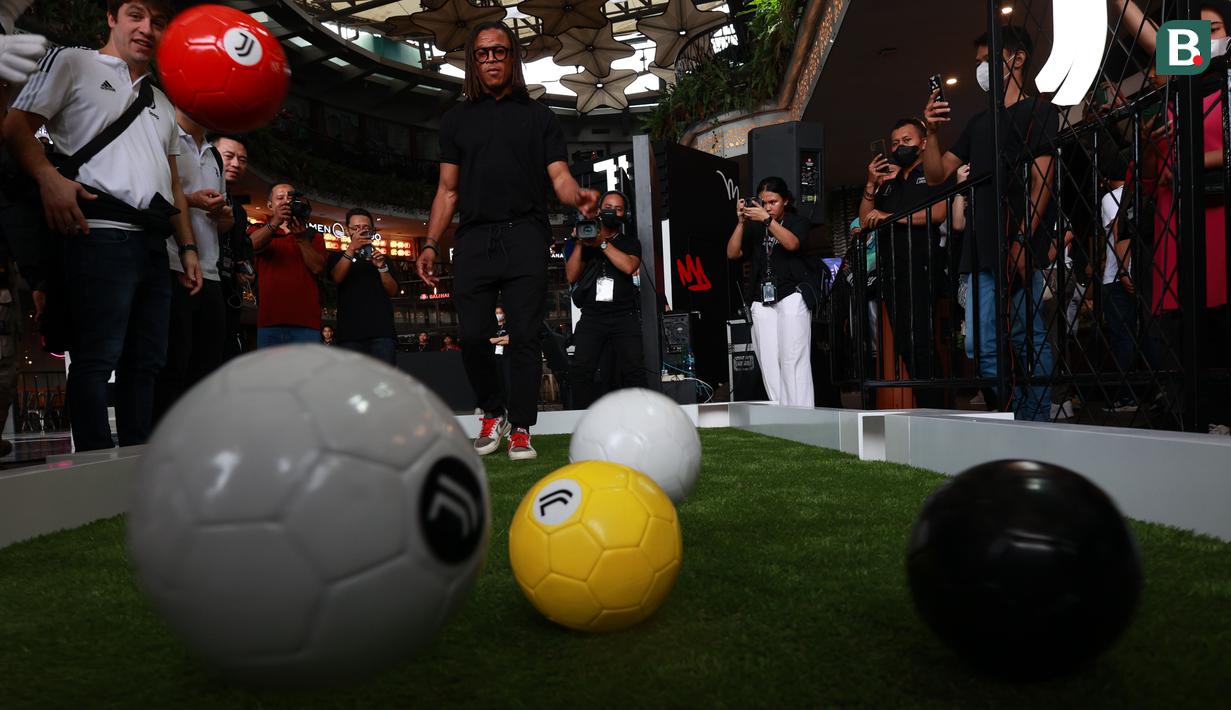 Dalam kesempatan tersebut, Edgar Davids juga mencoba beberapa permainan salah satunya adalah menendang bola layaknya bermain biliar. (Bola.com/Ikhwan Yanuar)