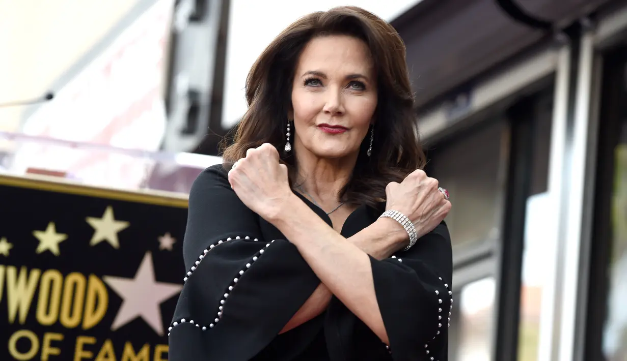 Aktris Lynda Carter berpose ala Wonder Woman saat dianugerahi Hollywood Walk of Fame di Los Angeles (3/4). Lynda Carter menjadi bintang dalam serial TV Wonder Woman sejak tahun 1975 hingga 1979. (Chris Pizzello / Invision / AP)