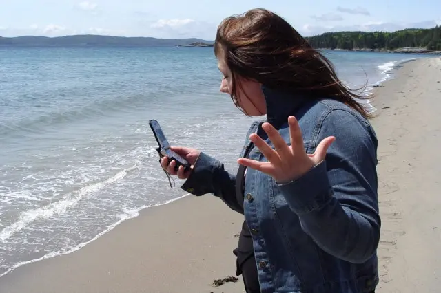 Restart HP jika tidak ada sinyal