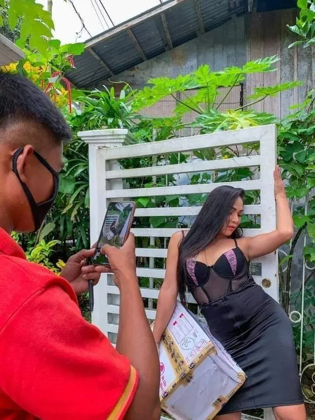 7 Potret Nyeleneh Orang Difoto Saat Terima Paket, Ada yang Siapkan Background