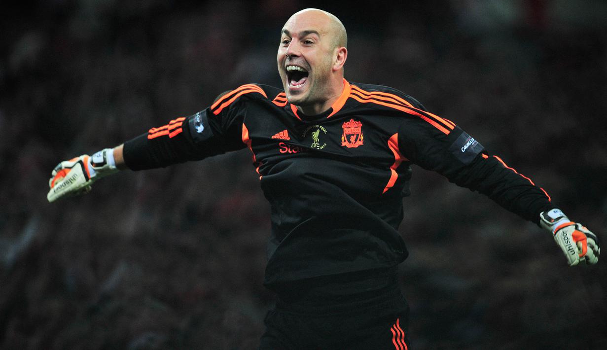 Pepe Reina merupakan mantan penjaga gawang Liverpool. Ia juga tercatat sebagai salah satu kiper Liga Inggris dengan jumlah assist terbanyak. Pria asal Spanyol itu tercatat telah menorehkan 4 assist. Reina juga pernah terpilih sebagai kiper terbaik Liga Inggris tiga musim berturut-turut pada musim pada 2006 hingga 2008. (AFP/Glyn Kirk)