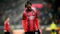 Pemain AC Milan, Rafael Leao, tertunduk lesu setelah ditaklukkan Inter MIlan dalam duel pekan ke-33 Serie A 2023/2024 di Stadion San Siro, Selasa (23/4/2024). (AFP/Marco Bertorello)